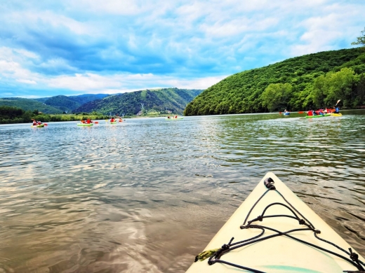 120 de copii în caiace, pe Lacul Gilău. Un proiect de suflet al județului Cluj. GALERIE FOTO